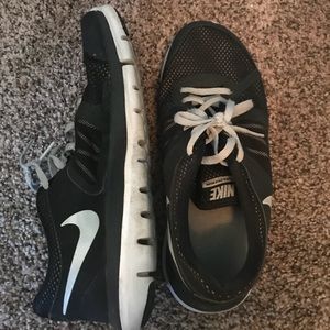 Black NIKEs Great condition 8